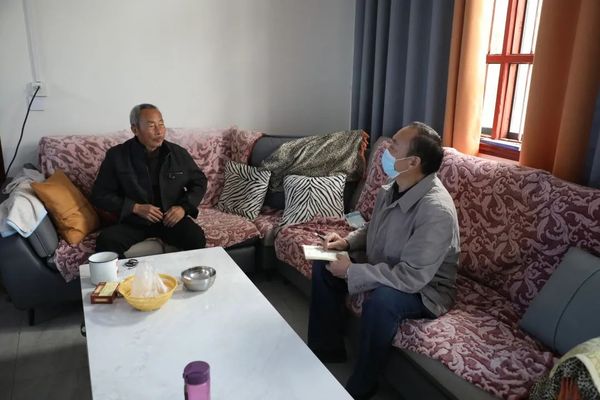 銀金達(dá)深入結(jié)對(duì)幫扶村進(jìn)行走訪(fǎng)